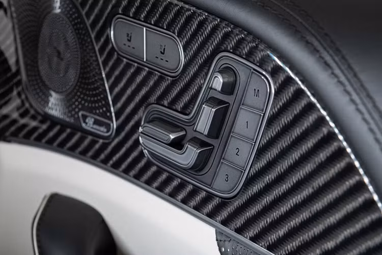 Tốc độ tối đa được giới hạn điện tử ở mức 320 km/h, tương đương các mẫu siêu xe tốc độ hiện nay.