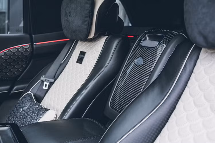 Khách hàng cũng có thể đặt hàng các tuỳ chọn riêng ở nội thất như màu sắc trên mẫu xe này. Mức giá xe Mercedes-Maybach GLS 600 độ Brabus chưa được công bố.