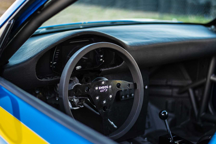 Hệ thống phanh GT3 nguyên bản được giữ lại. Chiếc xe được trang bị hệ thống Nuke Performance Air Jack 90 Competition nhằm đẩy mạnh khả năng tăng tốc của chiếc xe. Bộ bodykit có nguồn gốc từ VAD Design GT3R sở hữu bộ chia cỡ lớn, chắn bùn thông gió rộng, mui xe làm bằng sợi carbon, đèn hậu từ 997.2 và cản sau mới để hở một phần bánh xe.