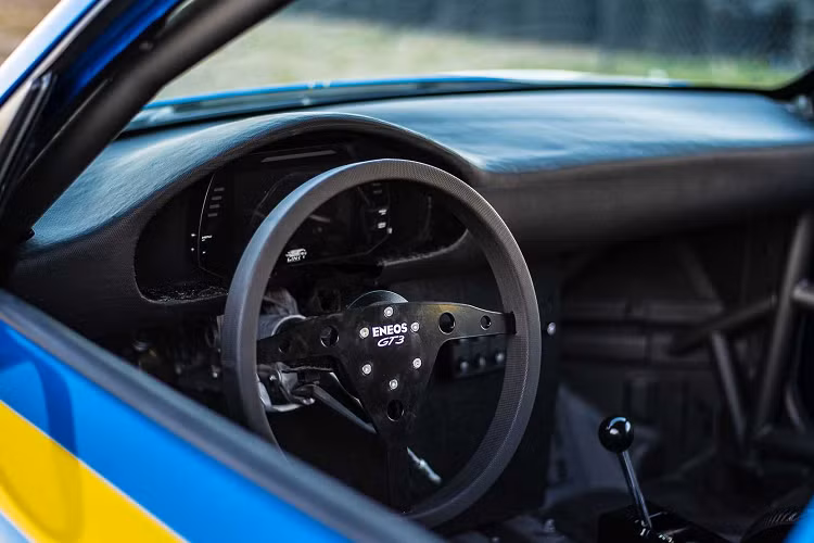 Hệ thống phanh GT3 nguyên bản được giữ lại. Chiếc xe được trang bị hệ thống Nuke Performance Air Jack 90 Competition nhằm đẩy mạnh khả năng tăng tốc của chiếc xe. Bộ bodykit có nguồn gốc từ VAD Design GT3R sở hữu bộ chia cỡ lớn, chắn bùn thông gió rộng, mui xe làm bằng sợi carbon, đèn hậu từ 997.2 và cản sau mới để hở một phần bánh xe.