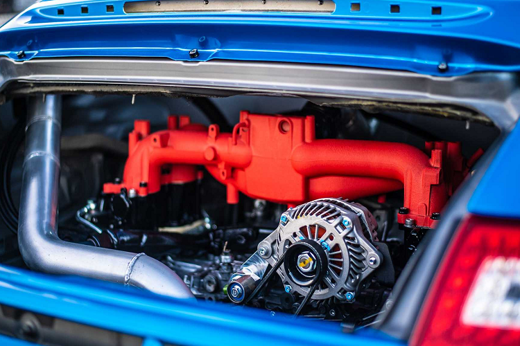 Về nội thất, xe vẫn được thiết kế theo phong cách spartan với hai ghế ngồi bằng sợi carbon của Tillet B6 Screamer, dây đai an toàn xe đua, cụm đồng hồ kỹ thuật số, tay lái tùy chỉnh bánh xe và bảng điều khiển đơn giản với lớp bọc chống chói.