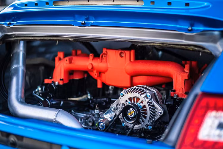 Về nội thất, xe vẫn được thiết kế theo phong cách spartan với hai ghế ngồi bằng sợi carbon của Tillet B6 Screamer, dây đai an toàn xe đua, cụm đồng hồ kỹ thuật số, tay lái tùy chỉnh bánh xe và bảng điều khiển đơn giản với lớp bọc chống chói.