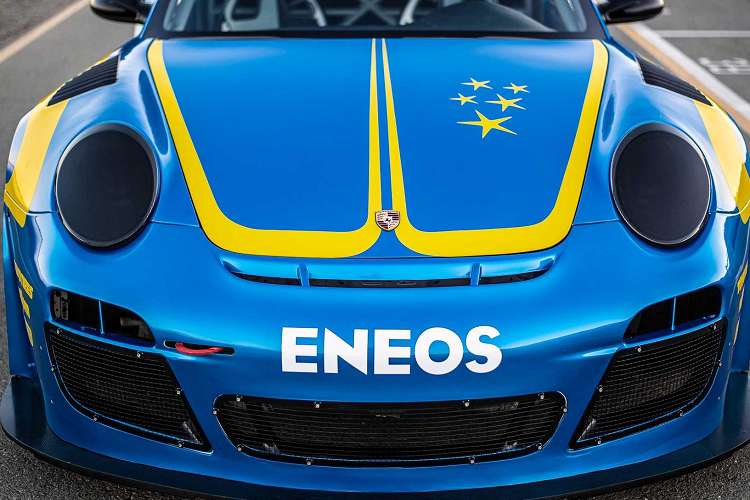 Bên cạnh chiếc Porsche 911 GT3 STI hàng độc này, gian hàng của Eneos tại SEMA còn trưng bày một loạt các mẫu xe khá thú vị bao gồm Tesla Model 3 Pikes Peak, Z-Swapped Nissan Frontier Race Truck và một chiếc bán tải Datsun 521 đã được độ khá ấn tượng.