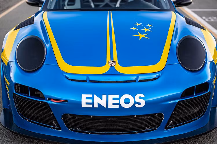 Bên cạnh chiếc Porsche 911 GT3 STI hàng độc này, gian hàng của Eneos tại SEMA còn trưng bày một loạt các mẫu xe khá thú vị bao gồm Tesla Model 3 Pikes Peak, Z-Swapped Nissan Frontier Race Truck và một chiếc bán tải Datsun 521 đã được độ khá ấn tượng.