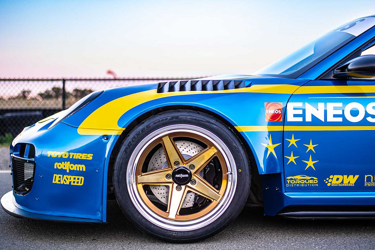 Eneos cho rằng cấu hình boxer là thứ gắn kết Porsche và Subaru với di sản đua xe đáng kinh ngạc cả trên đường đua và những chặng đua vượt địa hình. Hệ thống khung gầm của chiếc xe này được thiết kế để sử dụng trên đường đua với một số chi tiết được tinh chỉnh, hơn nữa xe được trang bị với các chi tiết hệ thống treo thừa hưởng từ xe đua Porsche 911 Cup và khung chống lật của CageKits.