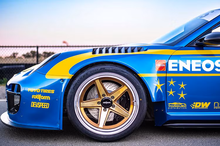 Eneos cho rằng cấu hình boxer là thứ gắn kết Porsche và Subaru với di sản đua xe đáng kinh ngạc cả trên đường đua và những chặng đua vượt địa hình. Hệ thống khung gầm của chiếc xe này được thiết kế để sử dụng trên đường đua với một số chi tiết được tinh chỉnh, hơn nữa xe được trang bị với các chi tiết hệ thống treo thừa hưởng từ xe đua Porsche 911 Cup và khung chống lật của CageKits.