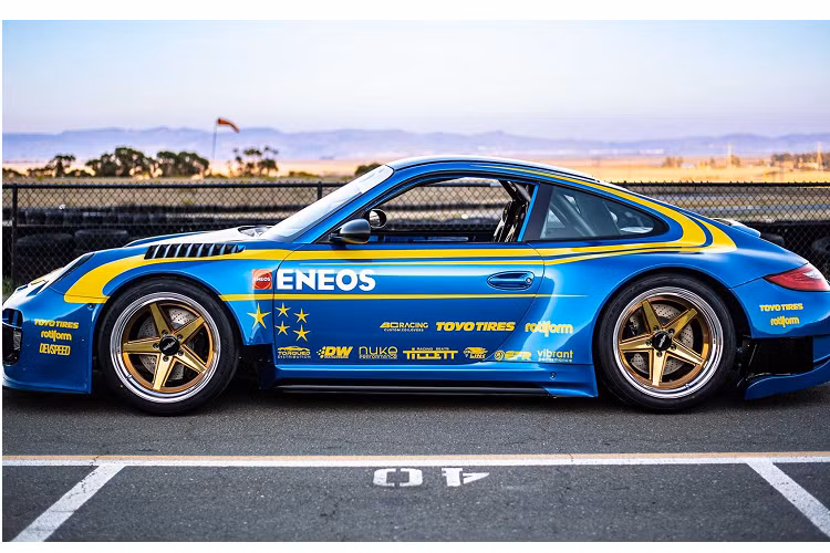 Chiếc xe thể thao Porsche 911 động cơ Subaru này lúc bán đã mất đi khối động cơ nguyên bản, chính vì thế mà đội ngũ nâng cấp đã lựa chọn trang bị cho xe khối động cơ boxer EJ25 được sửa đổi nhiều có nguồn gốc từ chiếc Subaru Impreza STI đời 2008.