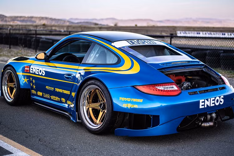 Động cơ 4 xi-lanh 2.5 lít được nâng cấp với bộ tăng áp BorgWarner EFR 7064-C, hệ thống làm mát Vibrant Vertical Flow, trục cam Brian Crower 280, kim phun nhiên liệu Deatschwerks, hệ thống nhiên liệu của Nuke Performance và hệ thống xả được làm bằng vật liệu thép không gỉ.