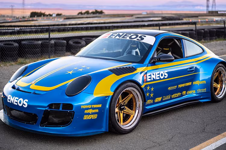 Đây chính là dự án độ được thực hiện bởi Eneos và DevSpeed Motorsports trong nỗ lực tạo ra chiếc Porsche 911 GT3 STI độc nhất vô nhị cho triển lãm xe độ năm nay. Dự án được phát triển dựa trên một chiếc Porsche 911 GT3 đời 2007 được mua trong một cuộc đấu giá của thợ độ xe và thợ độ xe chuyên nghiệp Faruk Kugay.