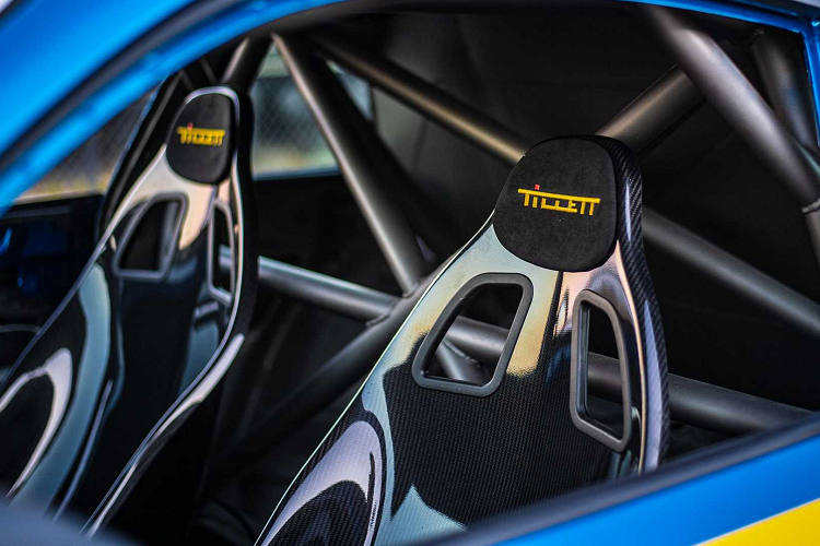 Xe đã được loại bỏ cánh gió cung như nắp động cơ. Xe được trang bị bộ mâm xe Rotiform 917 19 inch siêu rộng đi kèm với bộ lốp Toyo Proxes R888R có kích thước 265/35 R19 ở phía trước và 345/30 R19 ở phía sau. Cuối cùng, xe được sơn màu sơn đặc trưng Subaru WRC màu xanh lam và màu vàng nhạt đã được thiết kế bởi Sean Smith Design với những họa tiết lấy cảm hứng từ chiếc Salzburg Porsche 917.