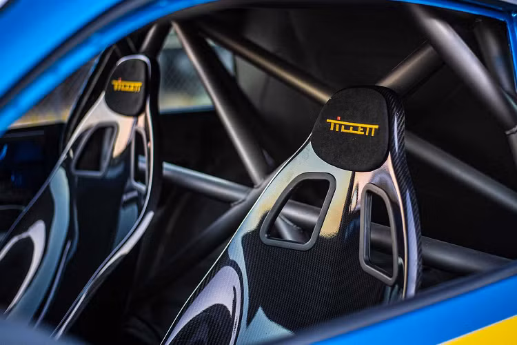 Xe đã được loại bỏ cánh gió cung như nắp động cơ. Xe được trang bị bộ mâm xe Rotiform 917 19 inch siêu rộng đi kèm với bộ lốp Toyo Proxes R888R có kích thước 265/35 R19 ở phía trước và 345/30 R19 ở phía sau. Cuối cùng, xe được sơn màu sơn đặc trưng Subaru WRC màu xanh lam và màu vàng nhạt đã được thiết kế bởi Sean Smith Design với những họa tiết lấy cảm hứng từ chiếc Salzburg Porsche 917.