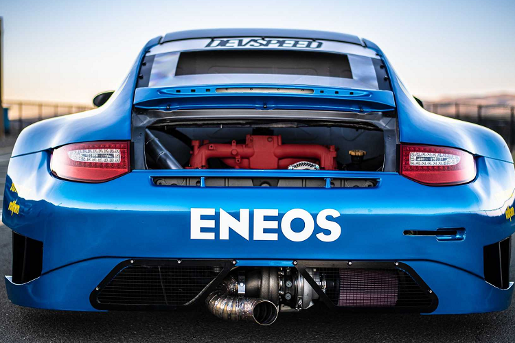 Khối động cơ hậu nâng cấp có khả năng sản sinh mức tổng công suất lên tới 542 mã lực, hơn khá nhiều so với mức công suất 409 mã lực của động cơ sáu xi-lanh 3.6 lít hút khí tự nhiên của 997 GT3, trong khi nhẹ hơn 77 kg. Sức mạnh được truyền tới trục sau thông qua hộp số sàn Subaru STI sáu cấp do Subiworks lắp ráp.