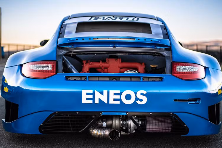 Khối động cơ hậu nâng cấp có khả năng sản sinh mức tổng công suất lên tới 542 mã lực, hơn khá nhiều so với mức công suất 409 mã lực của động cơ sáu xi-lanh 3.6 lít hút khí tự nhiên của 997 GT3, trong khi nhẹ hơn 77 kg. Sức mạnh được truyền tới trục sau thông qua hộp số sàn Subaru STI sáu cấp do Subiworks lắp ráp.