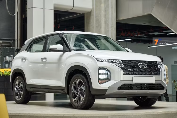 Dù Hyundai Creta tại Việt Nam đã bán được tới hơn 1.400 xe ở tháng 8 vừa qua và đồng thời vẫn tiếp tục vượt qua Kia Seltos, dẫn đầu phân khúc SUV đô thị cỡ B nhưng đại lý vẫn mạnh tay áp dụng chương trình khuyến mãi cho mẫu xe này nhằm kích cầu tiêu dùng.