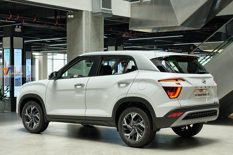 Cụ thể, nhiều tư vấn bán hàng đang chào khách đặt mua Hyundai Creta giảm giá từ 10 – 20 triệu đồng, trong đó bản Tiêu chuẩn được giảm 10 triệu xuống 620 triệu đồng, bản Cao cấp được giảm 20 triệu xuống 610 triệu đồng còn bản Đặc biệt do bán chạy nhất nên không có ưu đãi đi kèm.