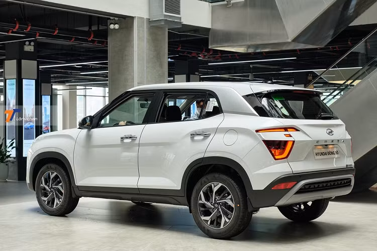 Cụ thể, nhiều tư vấn bán hàng đang chào khách đặt mua Hyundai Creta giảm giá từ 10 – 20 triệu đồng, trong đó bản Tiêu chuẩn được giảm 10 triệu xuống 620 triệu đồng, bản Cao cấp được giảm 20 triệu xuống 610 triệu đồng còn bản Đặc biệt do bán chạy nhất nên không có ưu đãi đi kèm.