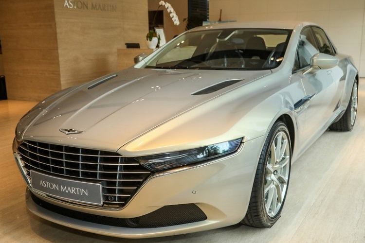 Vào năm 2015, hãng xe Anh quốc đã giới thiệu mẫu Aston Martin Lagonda Taraf siêu sang với số lượng giới hạn trên toàn thế giới dự kiến là 100 chiếc nhưng sau đó đã nâng lên thành 200 xe, lý do là ngoài thị trường Trung Đông, hãng nhận được nhiều lời đề nghị khá hấp dẫn của các khách hàng tại Mỹ, châu Âu và châu Á.