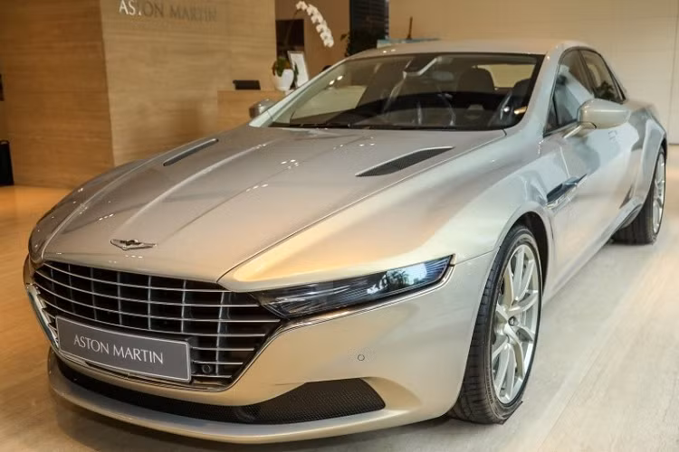 Vào năm 2015, hãng xe Anh quốc đã giới thiệu mẫu Aston Martin Lagonda Taraf siêu sang với số lượng giới hạn trên toàn thế giới dự kiến là 100 chiếc nhưng sau đó đã nâng lên thành 200 xe, lý do là ngoài thị trường Trung Đông, hãng nhận được nhiều lời đề nghị khá hấp dẫn của các khách hàng tại Mỹ, châu Âu và châu Á.