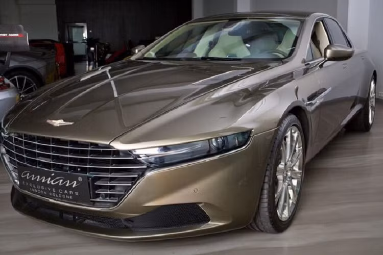 Thực tế để đặt Aston Martin Lagonda Taraf vào phân khúc xe siêu sang như Rolls-Royce Phantom hay Bentley hơi quá sức, phải chăng mức giá cao ngất ngưởng của xe cũng chính là tiền đề giúp không ít người đặc cách cho chiếc Aston Martin Lagonda Taraf vào phân khúc xe xa xỉ này.