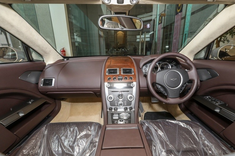 Lý do là mức giá xe Aston Martin Lagonda Taraf tại nước ngoài bán ra đã 22,35 tỷ đồng bằng giá xe Rolls-Royce Phantom EWB và Bentley Mulsanne cộng lại nên vị khách mua chắc hẳn là 1 nhà sưu tập hay một người trong Hoàng gia.