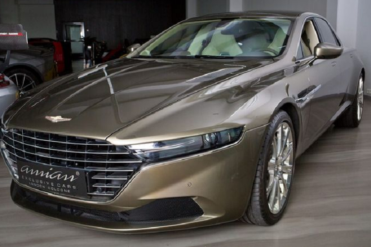 Thực tế để đặt Aston Martin Lagonda Taraf vào phân khúc xe siêu sang như Rolls-Royce Phantom hay Bentley hơi quá sức, phải chăng mức giá cao ngất ngưởng của xe cũng chính là tiền đề giúp không ít người đặc cách cho chiếc Aston Martin Lagonda Taraf vào phân khúc xe xa xỉ này.