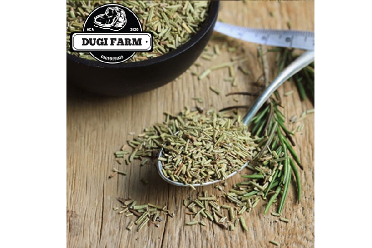 Tuy nhiên, lá hương thảo sấy khô nhập khẩu về Việt Nam được các cửa hàng rao bán với giá vô cùng đắt đỏ, khoảng 6-7 triệu đồng/kg. Ảnh: Dugi Farm