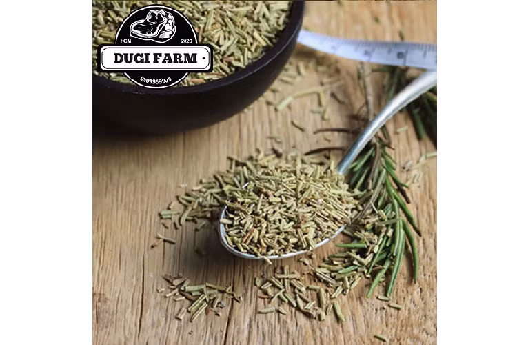 Tuy nhiên, lá hương thảo sấy khô nhập khẩu về Việt Nam được các cửa hàng rao bán với giá vô cùng đắt đỏ, khoảng 6-7 triệu đồng/kg. Ảnh: Dugi Farm