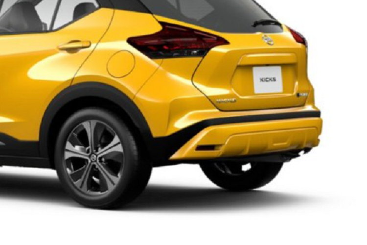 Bên sườn, Nissan Kicks e-Power 2022 được trang bị các cột màu đen, tạo hiệu ứng "nóc lơ lửng" hợp thời trang và vành hợp kim 17 inch. Trong khi đó, phía sau xe xuất hiện bộ khuếch tán gió giả khá rộng và tạo hình boomerang bên trong cụm đèn hậu. 