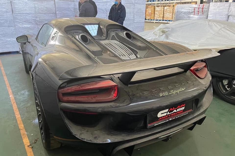 Chiếc siêu xe triệu đô Porsche 918 Spyder sẽ sớm được đấu giá trực tuyến với giá khởi điểm 9,6 triệu nhân dân tệ (tương đương 33 tỷ đồng) và số tiền đặt cọc là 1,5 triệu nhân dân tệ (khoảng 5,2 tỷ đồng).