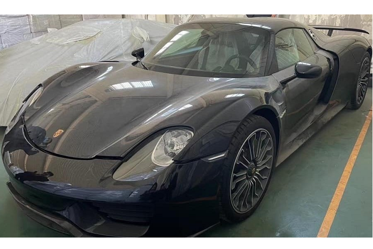 Sau khi được 1 đại gia Trung Quốc mua lại và mang về nước, chiếc siêu xe Porsche 918 Spyder đã bị hải quan Thiên Tân tịch thu vì nhập lậu, xe sau đó nhanh chóng bị đưa về kho và số phận thì ai cũng rõ, chờ vài năm để được mang ra đấu giá.