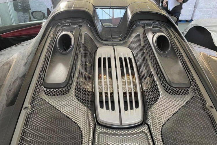 Giá xe Porsche 918 Spyder tại Trung Quốc khởi điểm tà 13,38 triệu nhân dân tệ (khoảng 46 tỷ đồng), nhưng một chiếc 918 đã qua sử dụng hiện được bán với giá 14 triệu đến 15 triệu nhân dân tệ.