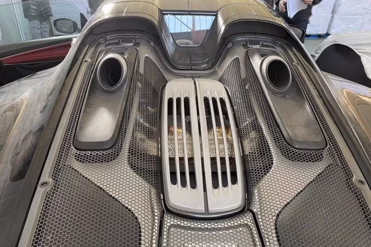 Giá xe Porsche 918 Spyder tại Trung Quốc khởi điểm tà 13,38 triệu nhân dân tệ (khoảng 46 tỷ đồng), nhưng một chiếc 918 đã qua sử dụng hiện được bán với giá 14 triệu đến 15 triệu nhân dân tệ.