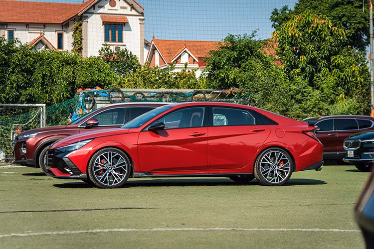 Đặc biệt, Hyundai Elantra N 2023 còn được trang bị động cơ mạnh mẽ hơn. Cụ thể, xe dùng động cơ xăng 4 xi-lanh, tăng áp, dung tích 2.0L, tạo ra công suất tối đa 276 mã lực và mô-men xoắn cực đại 392 Nm. Động cơ đồng hành cùng hệ dẫn động cầu trước, hộp số tự động ly hợp kép 8 cấp hoặc hộp số sàn 6 cấp.