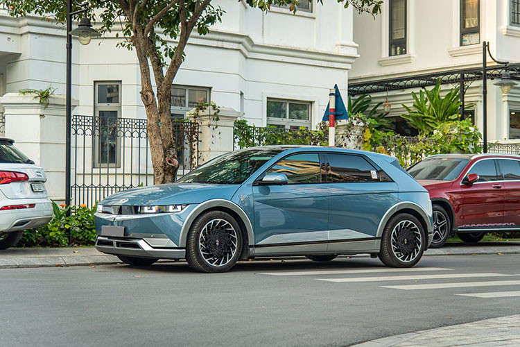 Thành viên đáng chú ý tiếp theo trong dàn xe ăn hỏi này là mẫu xe ôtô điện Hyundai Ioniq 5 2022 mới. Đây là mẫu xe đã từng được giới thiệu tại Việt Nam vào hồi tháng 4 năm nay nhưng hiện chưa được phân phối. Tập đoàn Thành Công đã lên kế hoạch lắp ráp Hyundai Ioniq 5 tại Việt Nam vào tháng 7/2023.