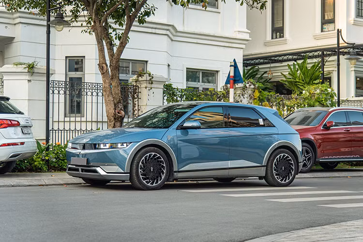 Thành viên đáng chú ý tiếp theo trong dàn xe ăn hỏi này là mẫu xe ôtô điện Hyundai Ioniq 5 2022 mới. Đây là mẫu xe đã từng được giới thiệu tại Việt Nam vào hồi tháng 4 năm nay nhưng hiện chưa được phân phối. Tập đoàn Thành Công đã lên kế hoạch lắp ráp Hyundai Ioniq 5 tại Việt Nam vào tháng 7/2023.