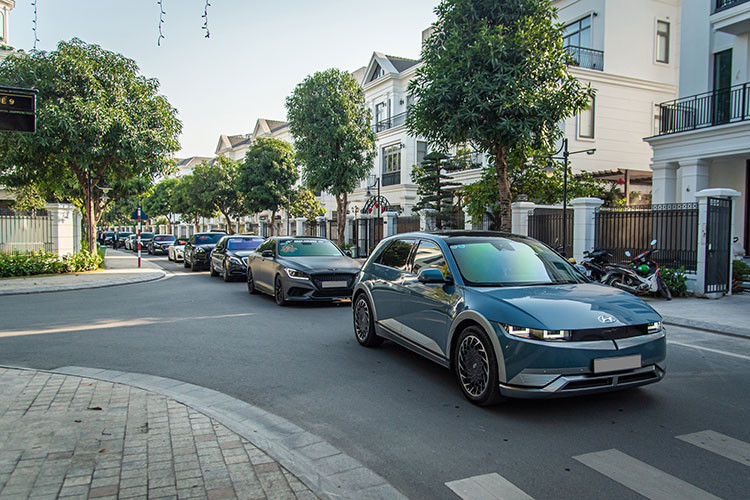 Tại Việt Nam, Hyundai Inoiq 5 chỉ có một tùy chọn động cơ sử dụng một mô tơ điện, dẫn động cầu sau. Tốc độ đối đa của xe đạt 185 km/h, khả năng tăng tốc từ 0-100km/h trong 7.4s. Hệ thống pin 72.6 kWh tiêu chuẩn, tương thích bộ sạc nhanh DC 350 kW với tốc độ sạc từ 10-80% trong 18 phút và khoảng 1 giờ với trạm sạc 50 kW. Quãng đường xe đi được đạt 450 km cho mỗi lần sạc đầy.