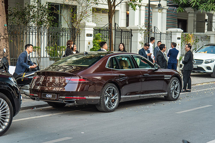 Không chỉ sở hữu chiều dài cơ sở lớn hơn 190 mm, mẫu xe sang Genesis G90 Limousine 2022 còn có những điểm nhấn khác biệt so với bản thường như vành la-zăng 20 inch với thiết kế riêng và cột B mạ crôm sang trọng hơn.