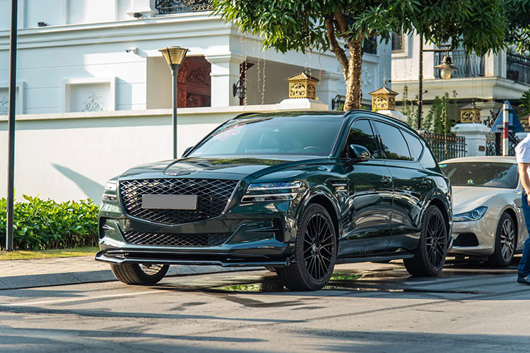 Không chỉ có Genesis G90 và G90 Limousine, đoàn xe ăn hỏi này còn có sự tham gia của những chiếc SUV hạng sang mang thương hiệu Genesis GV80. Lần đầu tiên ra mắt vào tháng 1/2020, mẫu xe SUV Genesis GV80 được xem là đối thủ của BMW 5-Series và Mercedes GLE.