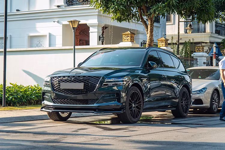 Không chỉ có Genesis G90 và G90 Limousine, đoàn xe ăn hỏi này còn có sự tham gia của những chiếc SUV hạng sang mang thương hiệu Genesis GV80. Lần đầu tiên ra mắt vào tháng 1/2020, mẫu xe SUV Genesis GV80 được xem là đối thủ của BMW 5-Series và Mercedes GLE.