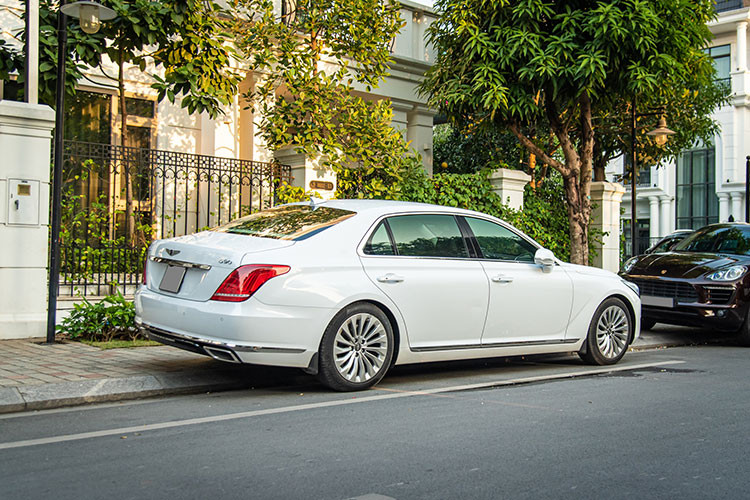 Ngoài Genesis G90 Limousine 2022, trong đoàn xe ăn hỏi còn có sự góp mặt của một chiếc G90 đời mới nhất. G90 2022 được trang bị động cơ xăng V6, tăng áp kép, dung tích 3.5L, tạo ra công suất tối đa 375 mã lực và mô-men xoắn cực đại 530 Nm. Sức mạnh được truyền tới bánh thông qua hộp số tự động 8 cấp, hệ dẫn động cầu sau tiêu chuẩn hoặc hệ dẫn động 4 bánh toàn thời gian tùy chọn.