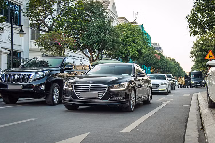 Động cơ của Genesis G90 Limousine 2022 là máy xăng V6, tăng áp, dung tích 3.5L với sự hỗ trợ của bộ siêu nạp điện 48V, tạo ra công suất tối đa 415 mã lực. So với Genesis G90 2022 thông thường, xe mạnh hơn 45 mã lực. Động cơ còn kết hợp với hộp số tự động 8 cấp và hệ dẫn động 4 bánh toàn thời gian AWD.