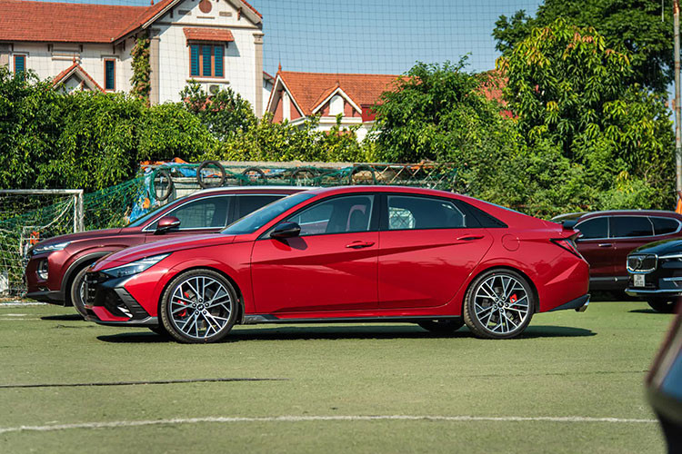 Xuất hiện nổi bật trong đoàn xe Hàn đi ăn hỏi còn có bộ đôi Hyundai Elantra N 2023 mới được đồn sắp ra mắt Việt Nam. Trong đó, có 1 chiếc sơn màu xanh dương Performance Blue và 1 chiếc màu đỏ. Đây là phiên bản mãnh mẽ hơn, thể thao hơn của mẫu sedan hạng C đang phân phối chính hãng tại Việt Nam.