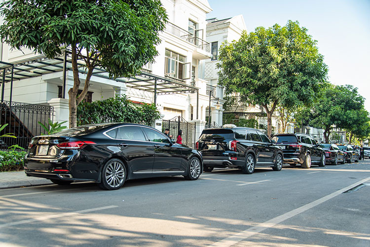 Chú rể là lãnh đạo trẻ tuổi của một tập đoàn lắp ráp và phân phối xe có tiếng tại Việt Nam. Qua những hình ảnh được đăng lên mạng xã hội, có thể thấy sự xuất hiện của hàng loạt mẫu xe Hàn Quốc đi hỏi vợ cho anh chàng may mắn này. Các mẫu xe xuất hiện chủ yếu thuộc 2 thương hiệu Hyundai và Genesis.