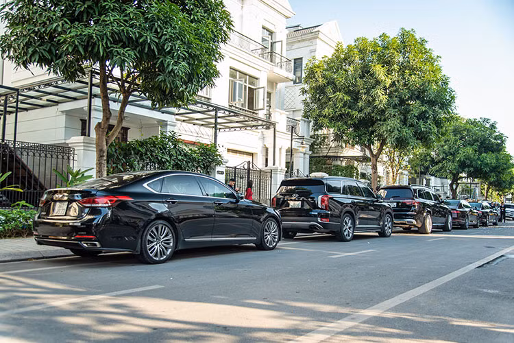 Chú rể là lãnh đạo trẻ tuổi của một tập đoàn lắp ráp và phân phối xe có tiếng tại Việt Nam. Qua những hình ảnh được đăng lên mạng xã hội, có thể thấy sự xuất hiện của hàng loạt mẫu xe Hàn Quốc đi hỏi vợ cho anh chàng may mắn này. Các mẫu xe xuất hiện chủ yếu thuộc 2 thương hiệu Hyundai và Genesis.