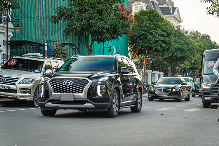 Ngoài những cái tên mang thương hiệu Hàn dược liệt kê, trong đoàn ô ô ăn hỏi còn có một số chiếc xe khác như Mercedes-Maybach GLS, Rolls-Royce, BMW Z4, Hyundai Santa Fe, Hyundai Palisade, Hyundai Creta, Hyundai Genesis, Kia Carnival và Toyota Land Cruiser...