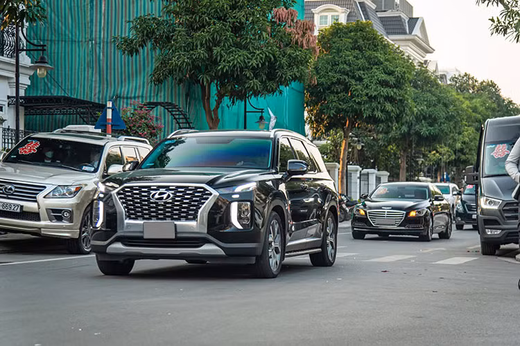 Ngoài những cái tên mang thương hiệu Hàn dược liệt kê, trong đoàn ô ô ăn hỏi còn có một số chiếc xe khác như Mercedes-Maybach GLS, Rolls-Royce, BMW Z4, Hyundai Santa Fe, Hyundai Palisade, Hyundai Creta, Hyundai Genesis, Kia Carnival và Toyota Land Cruiser...