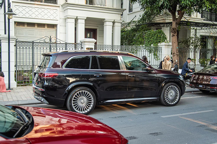 Là SUV hạng sang nên Genesis GV80 đương nhiên có trang bị khá ấn tượng với đèn pha và đèn hậu LED chia 2 tầng, vành hợp kim có đường kính từ 19 - 22 inch, nội thất 5 chỗ, 6 chỗ hoặc 7 chỗ... Nằm bên dưới nắp ca-pô của Genesis GV80 là 3 tùy chọn động cơ. Thứ nhất là động cơ diesel SmartStream D3.0, tạo ra công suất tối đa 278 mã lực và mô-men xoắn cực đại 589 Nm.