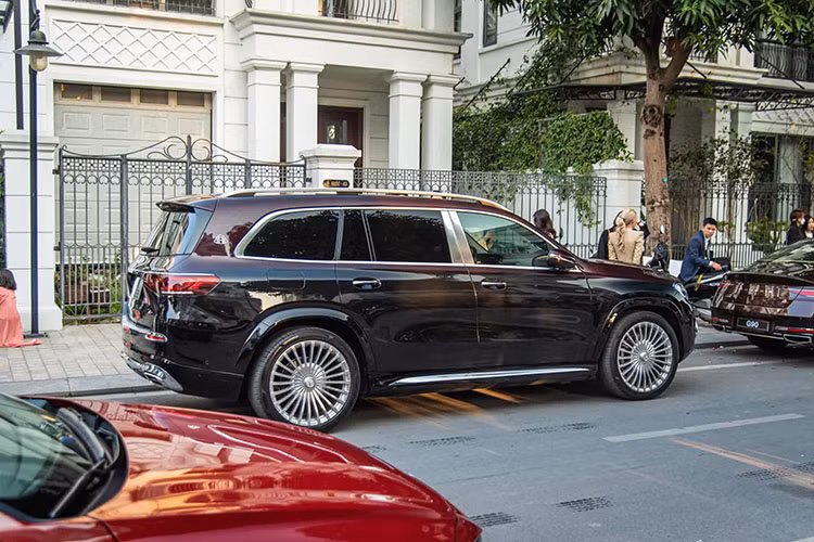 Là SUV hạng sang nên Genesis GV80 đương nhiên có trang bị khá ấn tượng với đèn pha và đèn hậu LED chia 2 tầng, vành hợp kim có đường kính từ 19 - 22 inch, nội thất 5 chỗ, 6 chỗ hoặc 7 chỗ... Nằm bên dưới nắp ca-pô của Genesis GV80 là 3 tùy chọn động cơ. Thứ nhất là động cơ diesel SmartStream D3.0, tạo ra công suất tối đa 278 mã lực và mô-men xoắn cực đại 589 Nm.