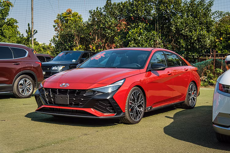 So với Elantra bản thường, Hyundai Elantra N 2023 có một số đặc điểm nhận dạng như hốc gió trung tâm cỡ lớn, bộ chẻ khí mới dưới cản trước, ốp sườn, vành la-zăng 19 inch, lốp Michelin Pilot 4S 245/35ZR19, bộ khuếch tán gió sau, cánh gió đuôi cố định và đèn hậu lấy cảm hứng từ xe đua Công thức 1. Trên lưới tản nhiệt, cùm phanh và cửa cốp sau đều có logo "N". 