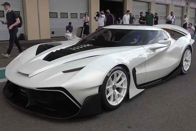 Hồi tháng 5 năm ngoái, một chiếc xe được nghi là Ferrari F125 TDE độ riêng đã xuất hiện ở UAE, và thu hút sự chú ý nhiều người mê siêu xe Ý. Chiếc xe đó giờ đây đã có một cái tên khác là Veloqx Fangio khi nó có màn ra mắt chính thức ở đường đua Yas Marina.